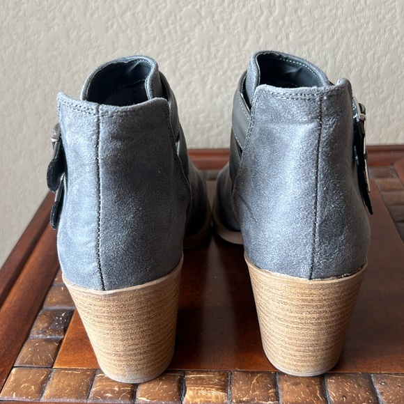 Quipid gray strapped ankle boots, size 7.5 - Picture 6 of 9